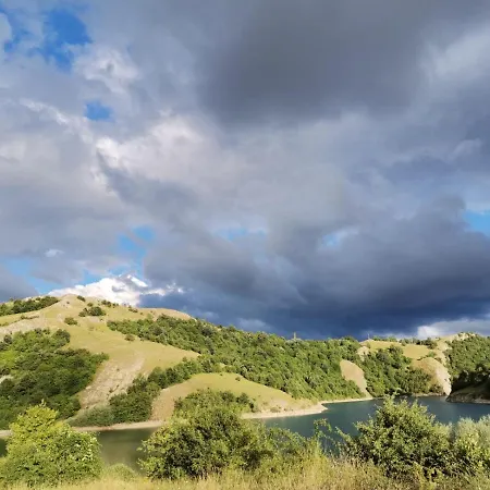 Vikendica Na Jezeru Holiday home *