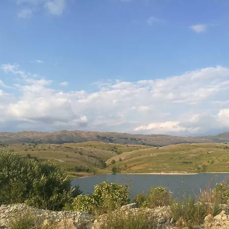 Vikendica Na Jezeru Holiday home *