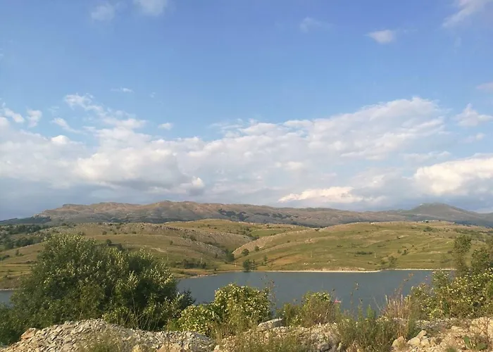 Vikendica Na Jezeru Hébergement de vacances *